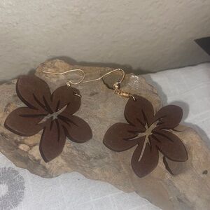5/$10❤️❤️❤️NEW Handmade Wood Plumeria Flower Earrings